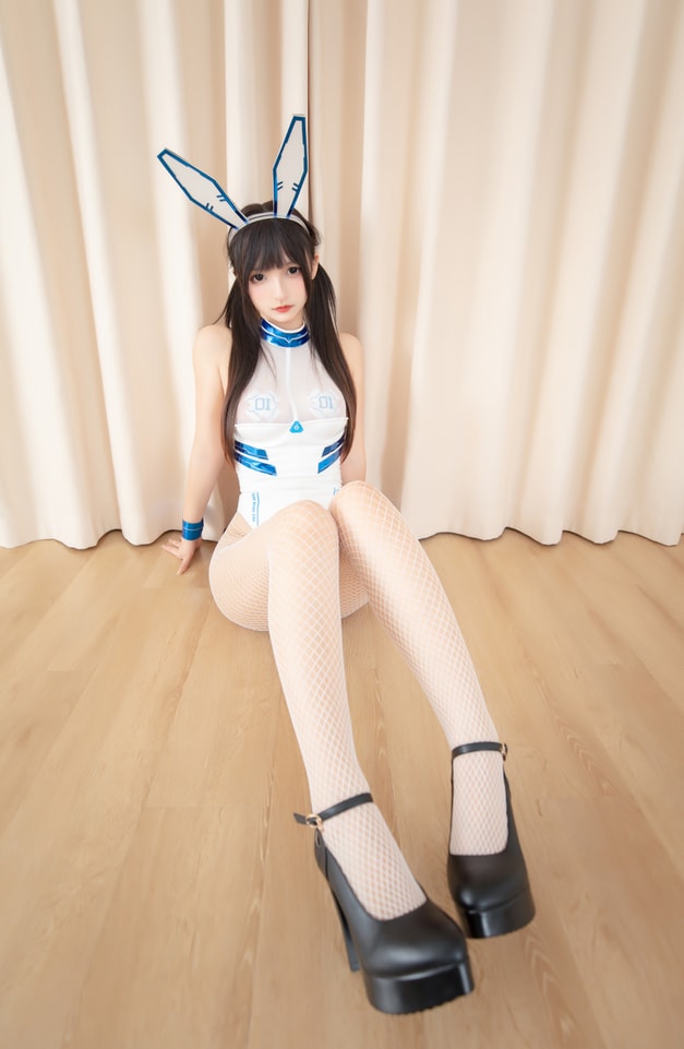 神楽坂真冬 – NO.136 赛博战兔[75P-222MB]-秀人网