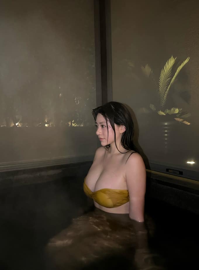 奶宝妹纸-夜晚的泳池【24P10V/464M】-秀人网