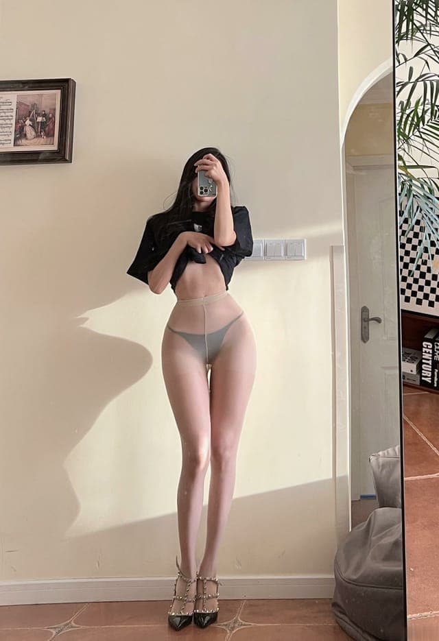 纪念小VV-肉丝脚丫【18P/101M】-秀人网